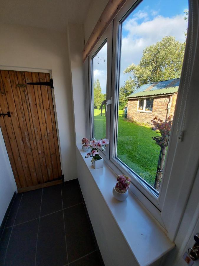 Saughall Mill Farm Cottage เชสเตอร์ ภายนอก รูปภาพ