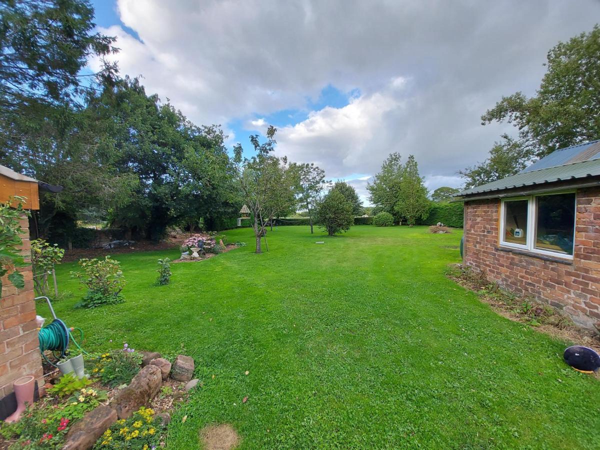 Saughall Mill Farm Cottage เชสเตอร์ ภายนอก รูปภาพ